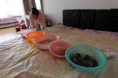 沂水楼上漏水，住户失联，小区没物管，业主维权难！律师来支招……